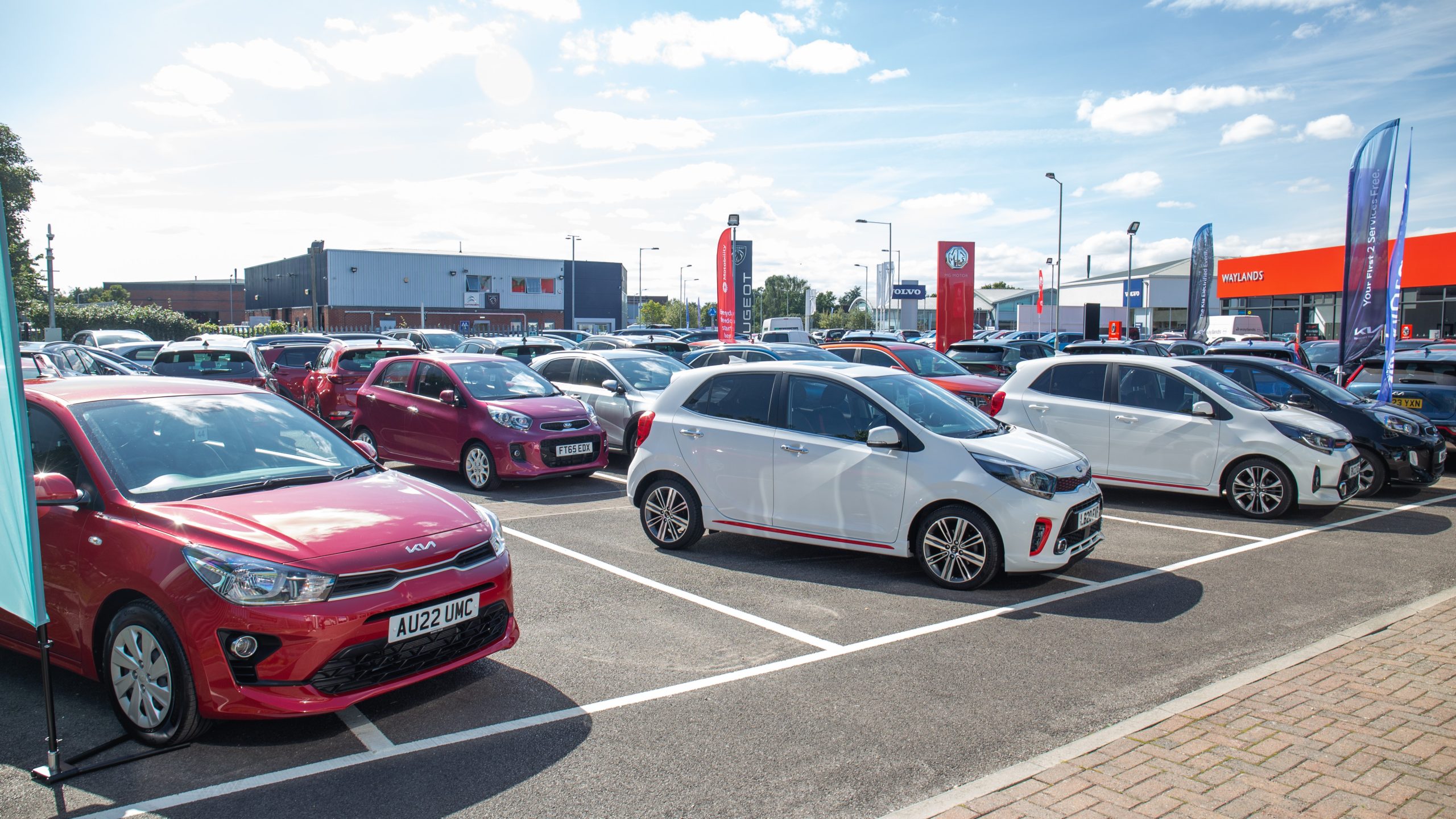 Snows opens bigger Kia dealership and Car Centre in Newbury