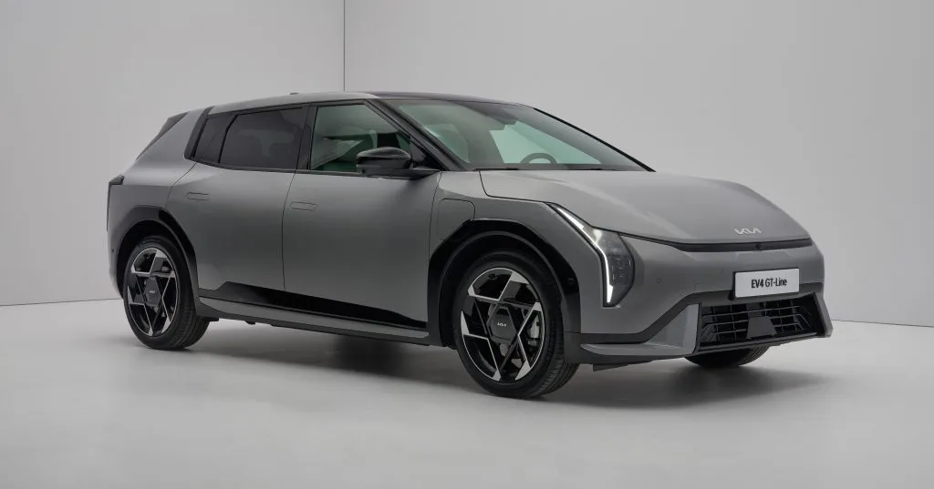Kia mengungkap harga dan spesifikasi EV4 baru