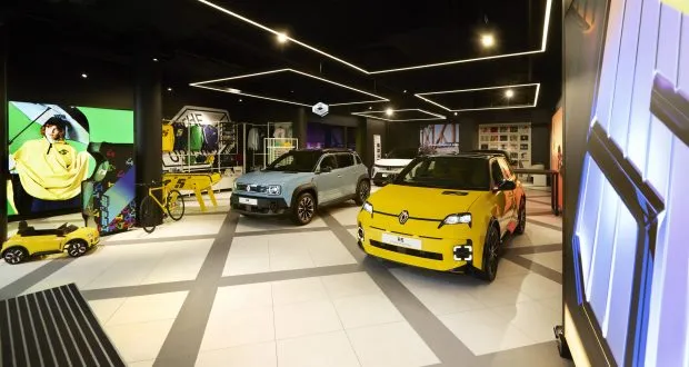 Renault Twingo E-Tech makes UK debut at rnlt London Battersea