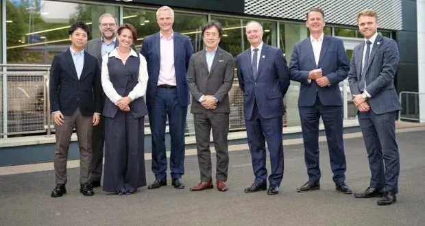 Der globale Präsident von Mazda besucht das Hendy-Autohaus in Tunbridge ...