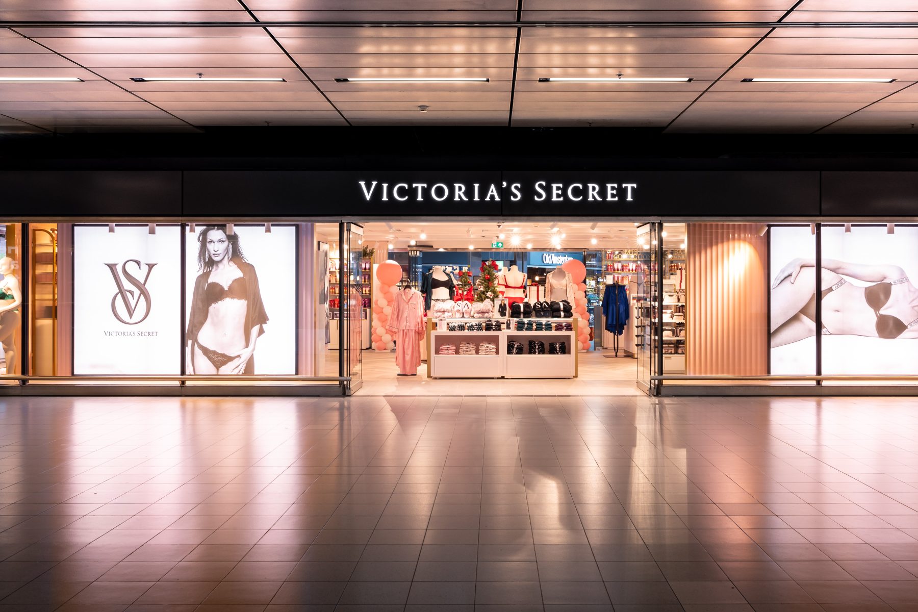 Revamped Victoria's Secret store reopens at Schiphol Airport