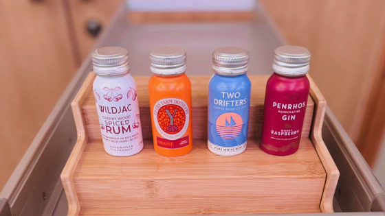 Sustainaholics serves Alumini spirits miniatures onboard easyJet - Vimarsana News