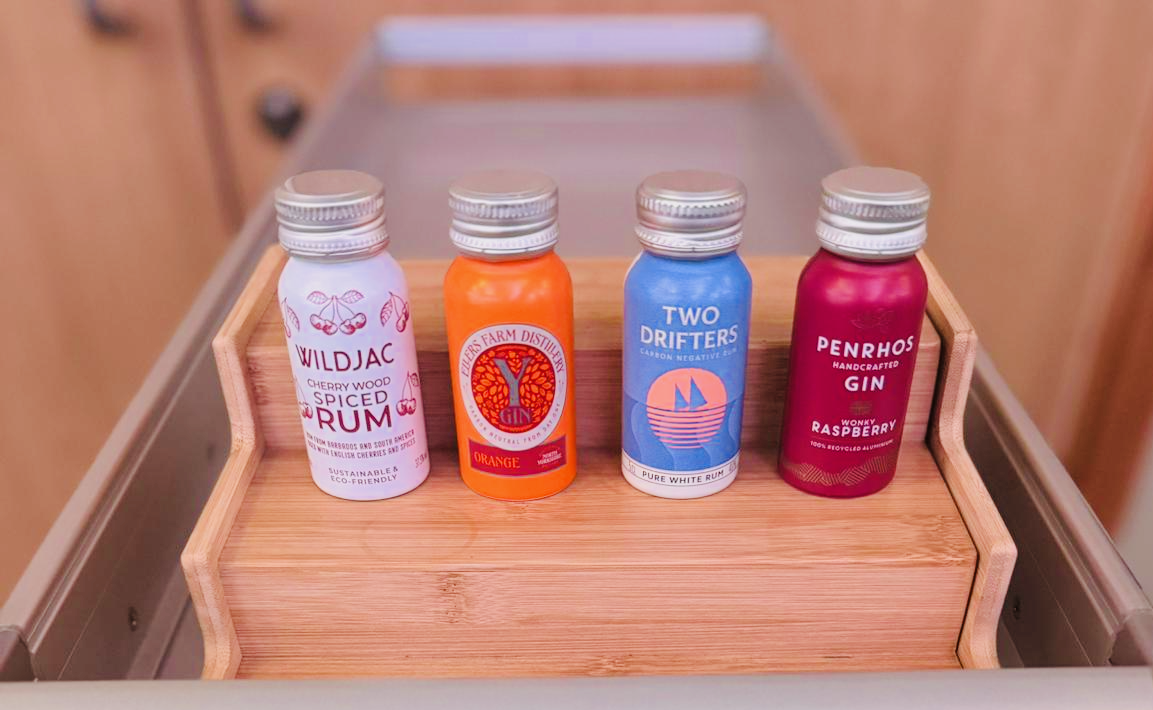 Sustainaholics serves Alumini spirits miniatures onboard easyJet