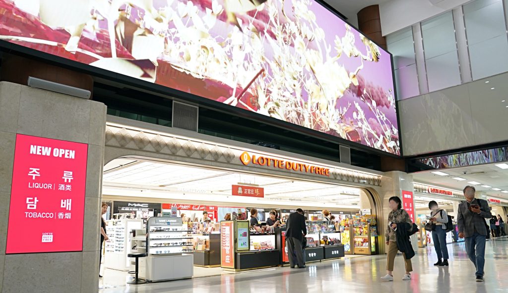 airport tobacco store Lotte Duty Free opens liquor and tobacco store at Gimpo Airport