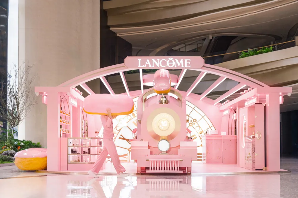 L’Oréal welcomes travellers aboard the Lancôme Holiday Express at CDFG Sanya