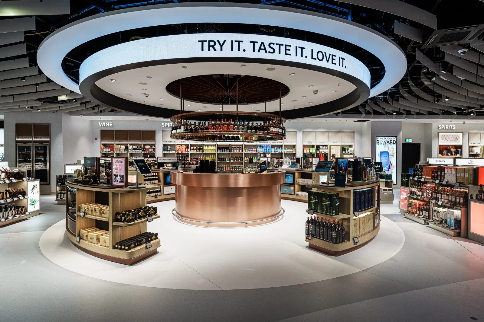 world duty free cigarette prices gatwick airport Gatwick boxes Cigarettes Duty free duty free trade purchase shelves  shopping smoker´s goods smokin Stock Photo