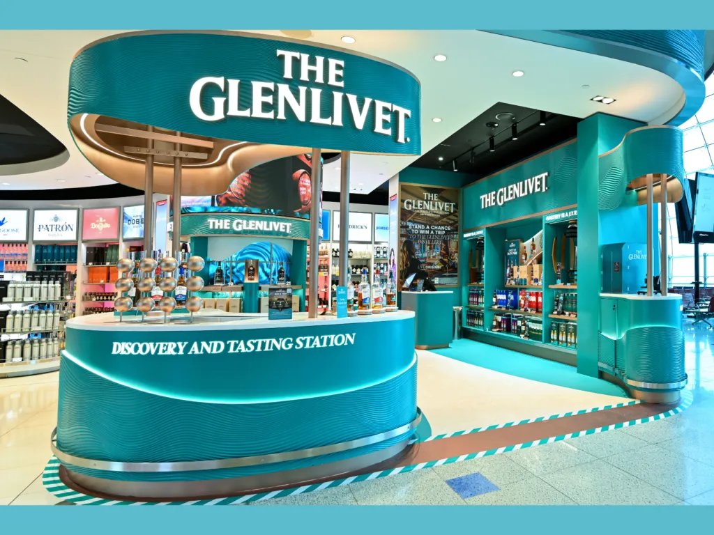 The Glenlivet lädt Reisende zu einer Whisky-Reise am Flughafen Dubai ein.